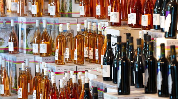 Gamme de vins rouges, blancs et rosés du domaine à Vallon-Pont-d’Arc